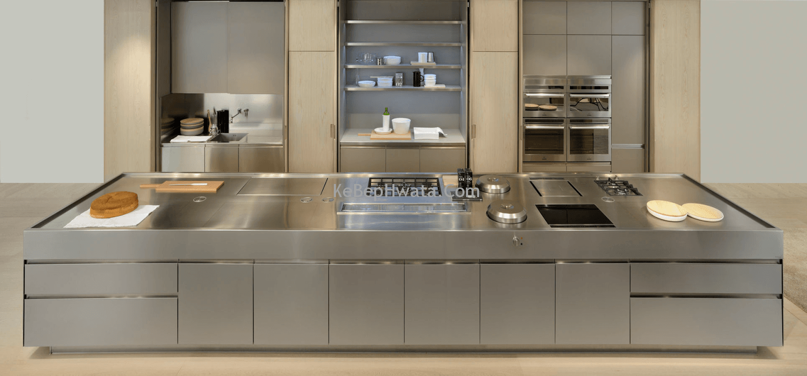 Tủ bếp inox sáng bóng, bền đẹp, giá thành hợp lý.
